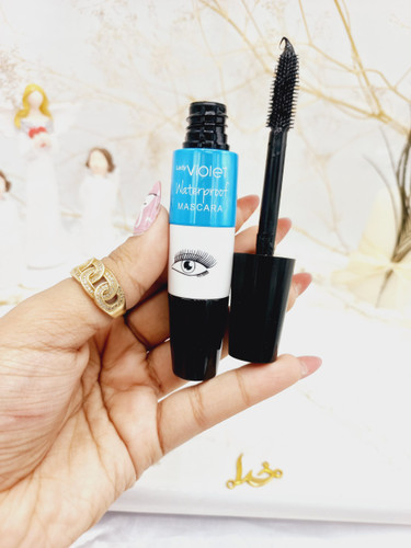 ریمل حجم دهنده ویولت آبی ماندگاری بسیار بالا عدم ریزش زیر چشم و پلک مقاوم در برابر رطوبت و تعریق دارای بافتی فوق العاده سبک جلوگیری از ریختن و شکستن مژه ها طراحی خاص فرچه برای حالت دادن بهتر مژه