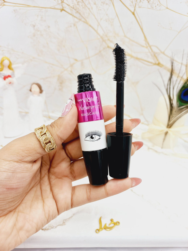 ریمل حالت دهنده ویولت صورتی ماندگاری بسیار بالا عدم ریزش زیر چشم و پلک مقاوم در برابر رطوبت و تعریق دارای بافتی فوق العاده سبک جلوگیری از ریختن و شکستن مژه ها طراحی خاص فرچه برای حالت دادن بهتر مژه