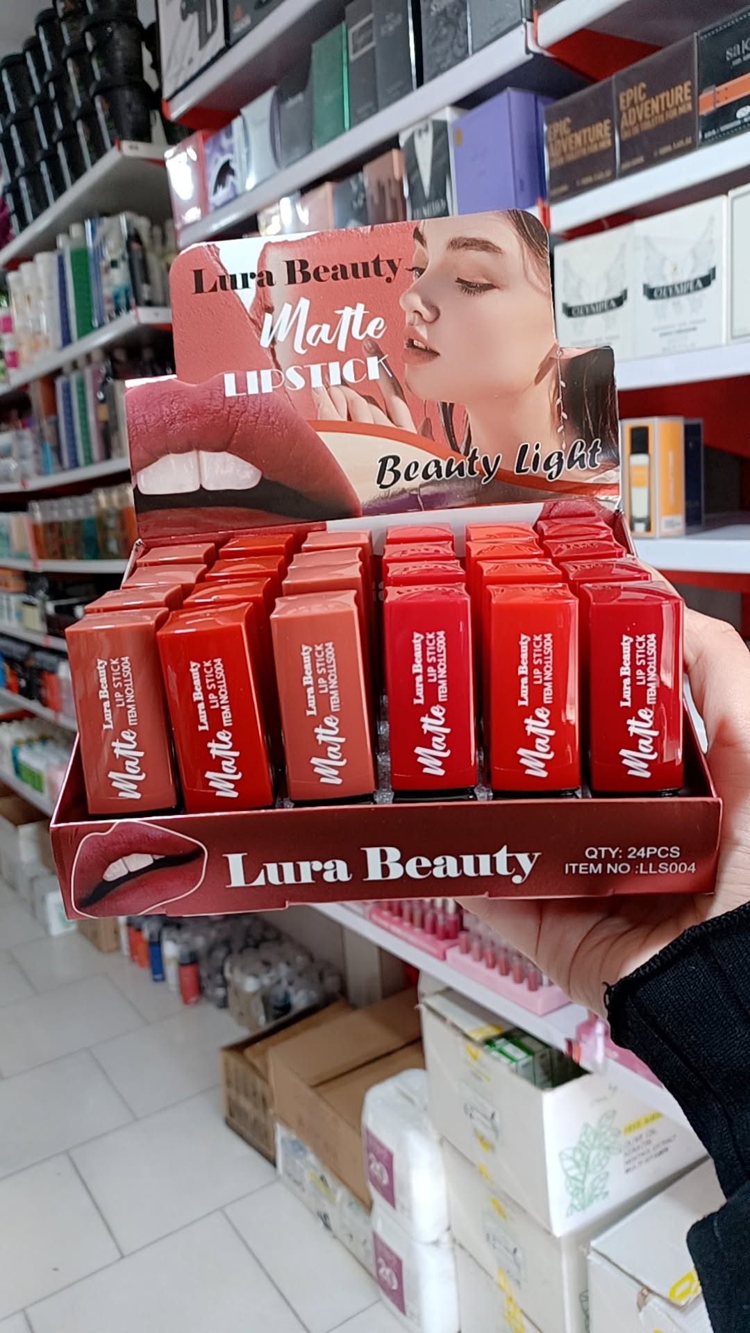 رژ جامد مات برند لورا بیوتی مدل۰۰۴